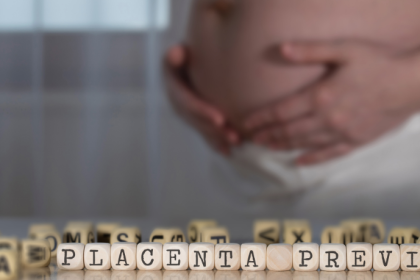 Segundo a Dra. Thaline Neves, a gestação com placenta prévia exige atenção redobrada, pois aumenta o risco de parto prematuro e complicações fetais.
