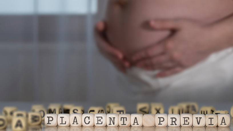 Segundo a Dra. Thaline Neves, a gestação com placenta prévia exige atenção redobrada, pois aumenta o risco de parto prematuro e complicações fetais.