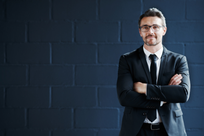 Hebron Costa Cruz de Oliveira destaca o estudo contínuo como chave para credibilidade e crescimento na carreira jurídica.