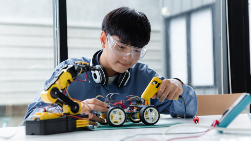 Guia prático de Sérgio Bento De Araújo para garantir patrocínio, jurados qualificados e ampla divulgação na feira de robótica da escola.