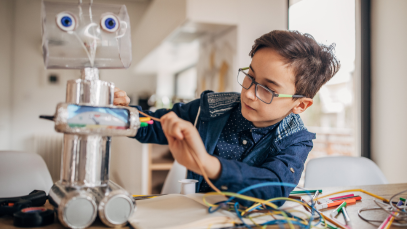 Estratégias de Sérgio Bento De Araújo para conquistar apoio, montar uma banca de jurados forte e promover com sucesso a feira de robótica escolar.