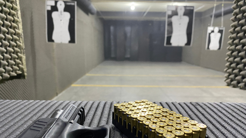 Uso de armas de fogo com treinamento operacional e qualificação técnica segundo Ernesto Kenji Igarashi.