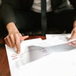 Empresário analisa documentos financeiros sobre uma mesa em um ambiente de escritório.