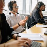 Equipe diversa de profissionais trabalha em um moderno centro de atendimento.