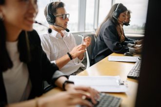 Equipe diversa de profissionais trabalha em um moderno centro de atendimento.